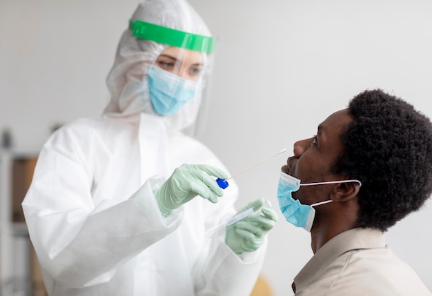 Médico tirando amostra de teste de coronavírus