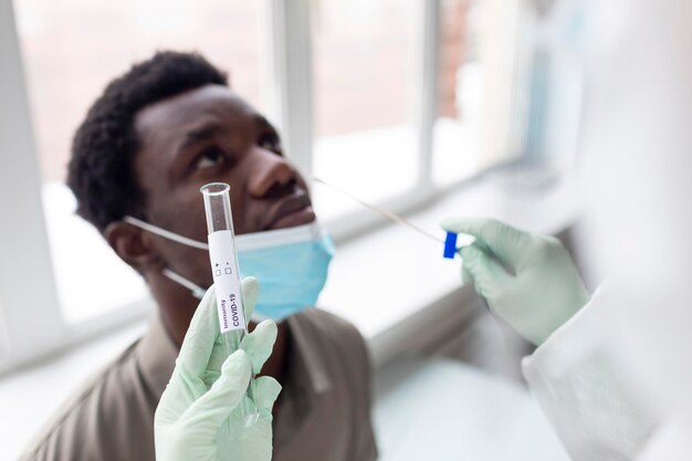 Médico tirando amostra de teste de coronavírus