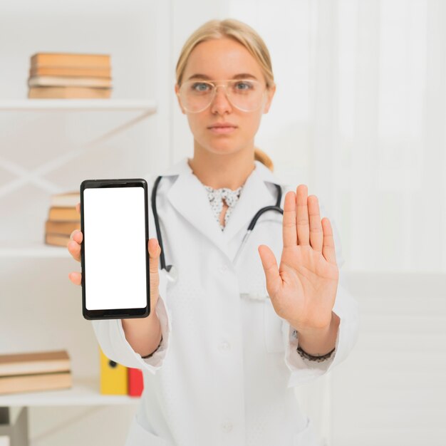 Médico tiro médio, segurando smartphone