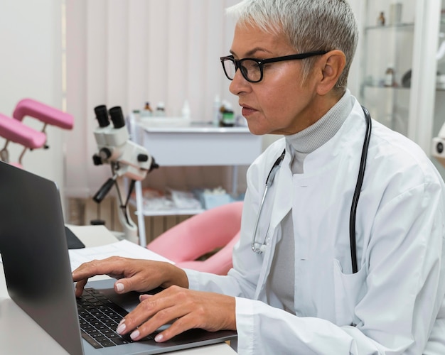 Médico trabalhando em um laptop