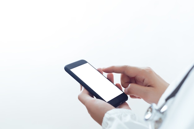Médico usando a tela branca em branco do telefone móvel para colocar sua mensagem feita. tela de toque de mulher no telefone vazio. mock up display vazio do smartphone.
