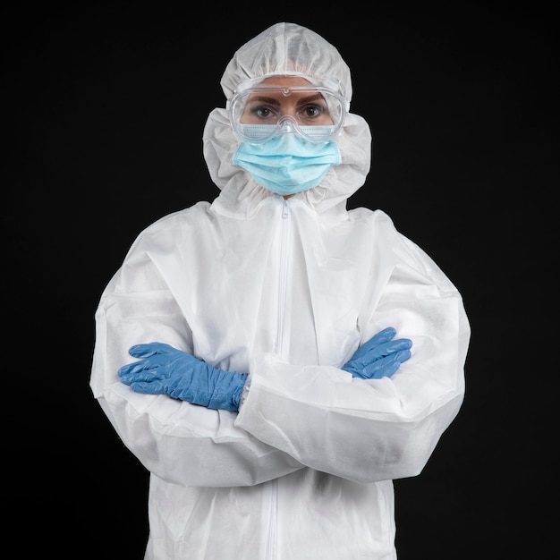 Médico usando equipamento médico para pandemia