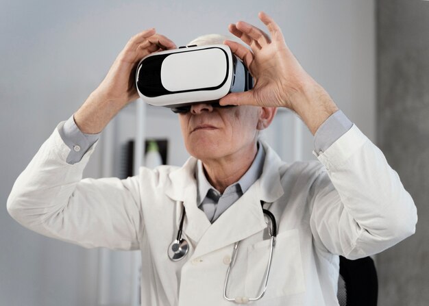 Médico usando óculos de realidade virtual