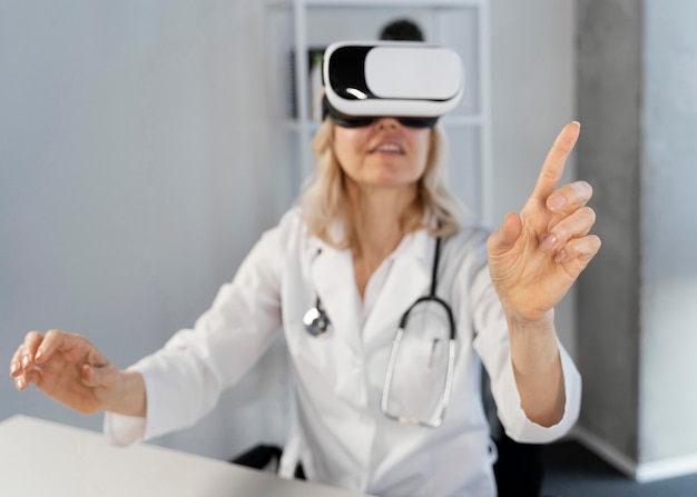 Médico usando óculos de realidade virtual