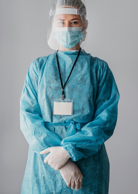 Foto grátis médico usando roupa de proteção