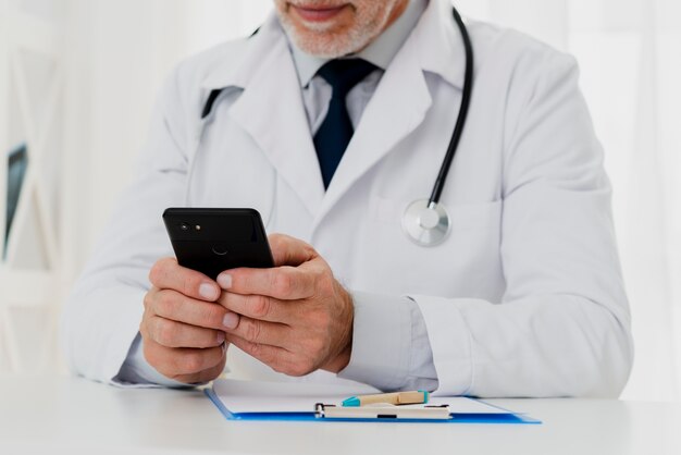 Médico usando seu telefone