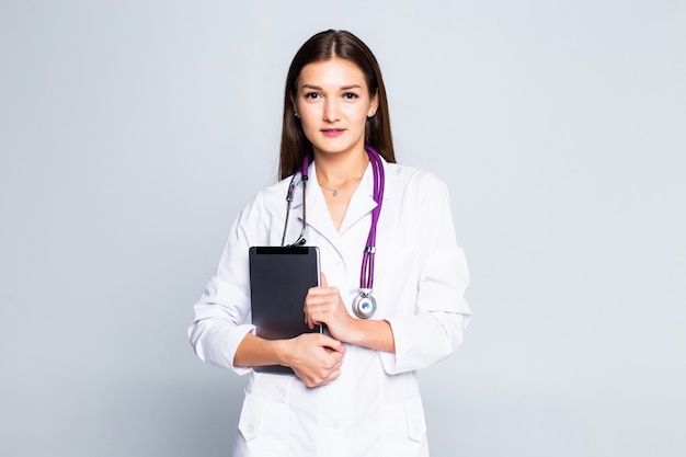 Médico usando um computador tablet isolado sobre uma parede branca