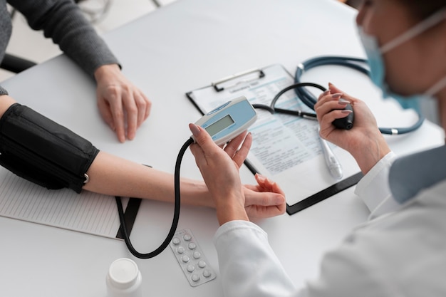 Médico verificando a condição médica do paciente