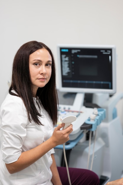 Médico verificando a saúde dos pacientes