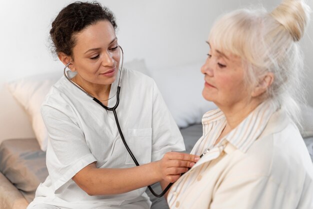 Médico verificando o coração de um paciente