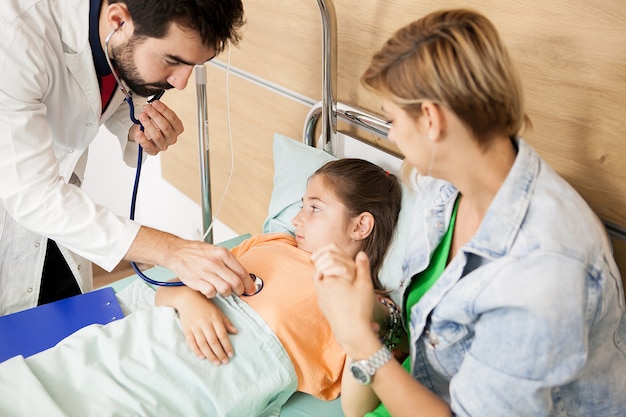 Foto grátis médico verificando o coração do paciente no hospital