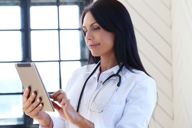 Foto grátis médico vestindo manto branco e estetoscópio