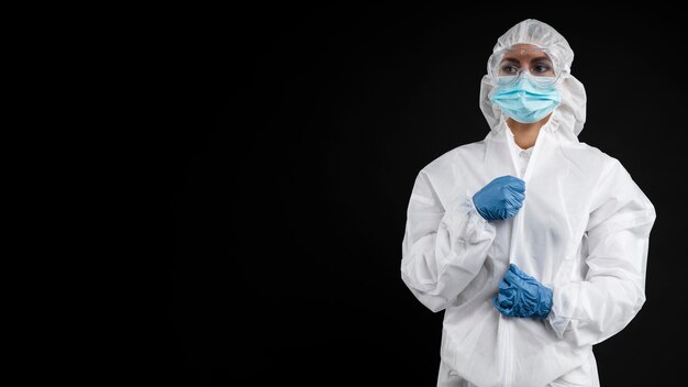 Médico vestindo roupas médicas pandêmicas com espaço de cópia
