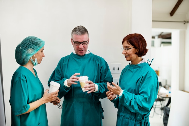 Médicos conversando durante o intervalo