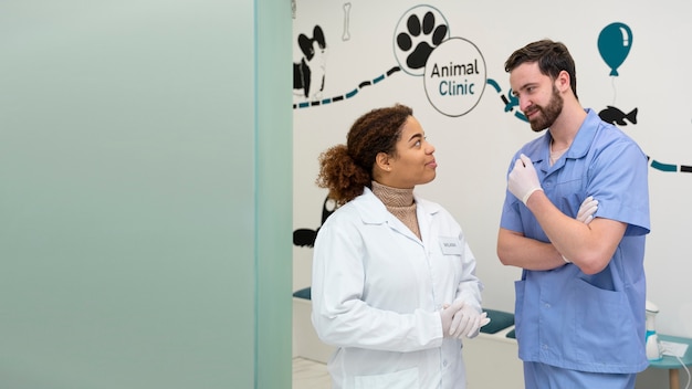 Foto grátis médicos de tiro médio conversando na clínica