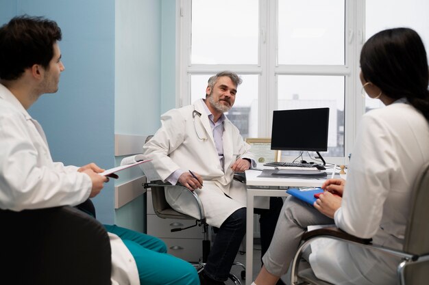 Médicos de tiro médio falando no escritório