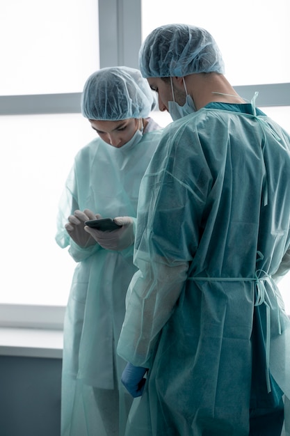 Médicos de tiro médio falando no trabalho