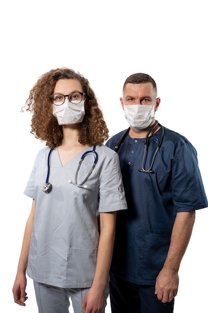 Médicos de tiro médio usando máscaras faciais