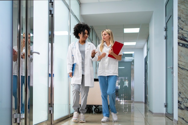 Médicos femininos de vista frontal na clínica