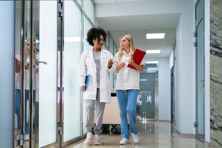 Foto grátis médicos femininos de vista frontal na clínica