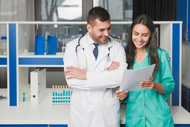 Médicos que lêem o papel no hospital