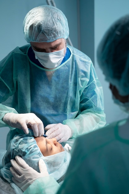 Médicos realizando rinoplastia em paciente jovem