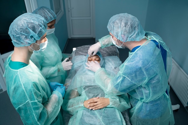 Médicos realizando rinoplastia plano médio