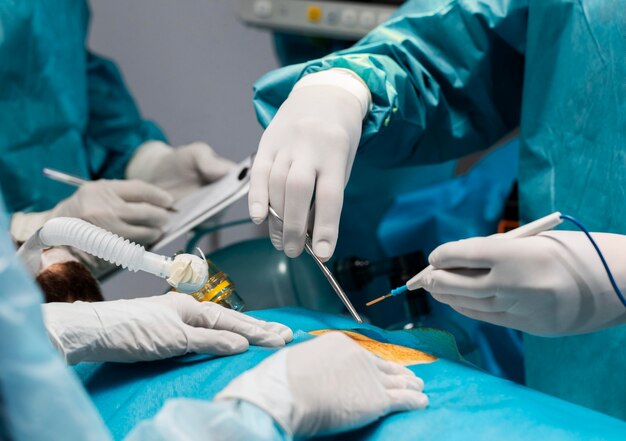 Médicos realizando um procedimento cirúrgico em um paciente