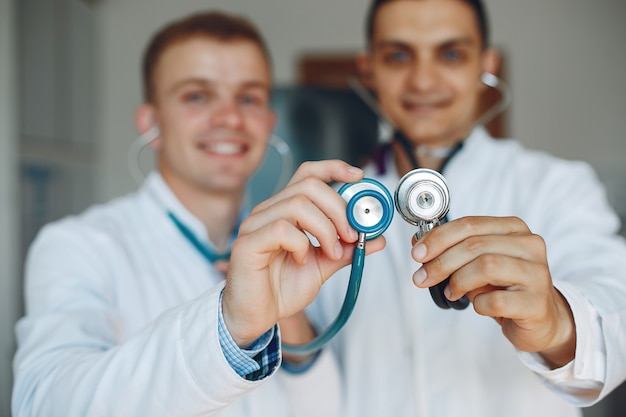 Foto grátis médicos segurando um estetoscópio