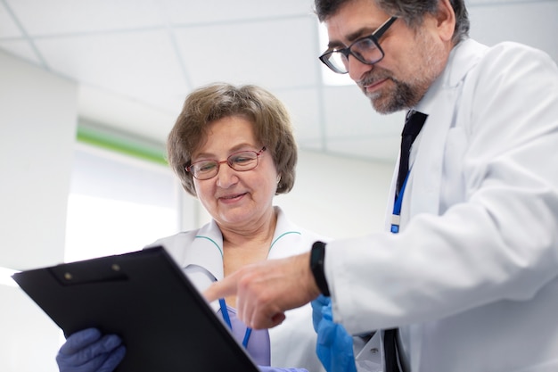 Foto grátis médicos trabalhando juntos em pesquisa médica