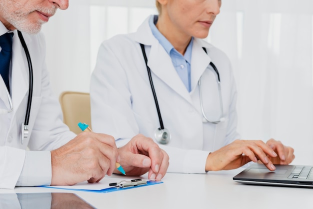 Foto grátis médicos trabalhando na mesa