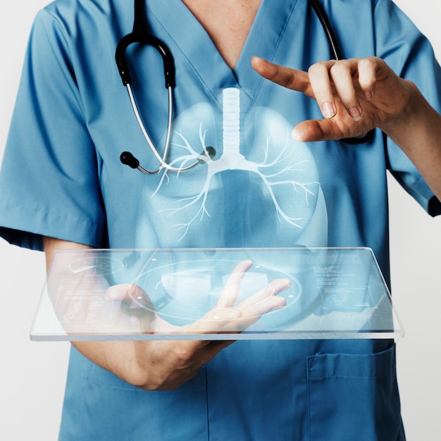 Médicos usando tablet transparente com tecnologia médica de holograma