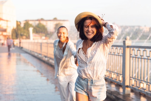 Médio, tiro, alegre, mulheres, tendo divertimento