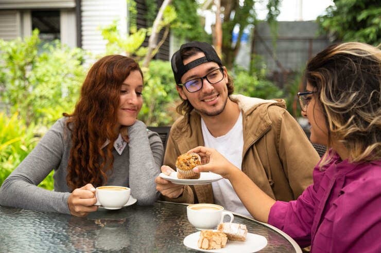 Foto grátis médio, tiro, amigo, bebendo, café