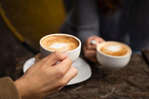 Médio, tiro, amigos, bebendo, café, junto