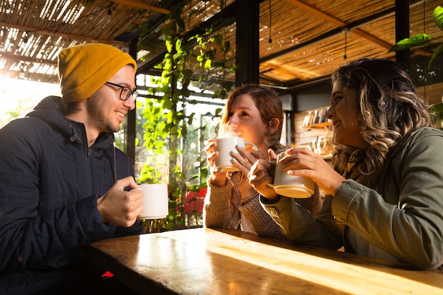 Médio, tiro, amigos, café, terraço