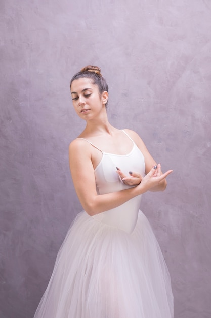 Foto grátis médio, tiro, bailarina, com, braços cruzados