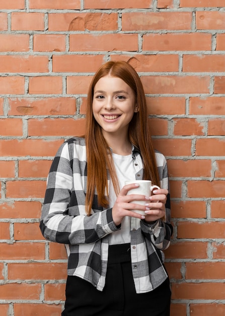 Foto grátis médio, tiro, de, mulher segura bebida