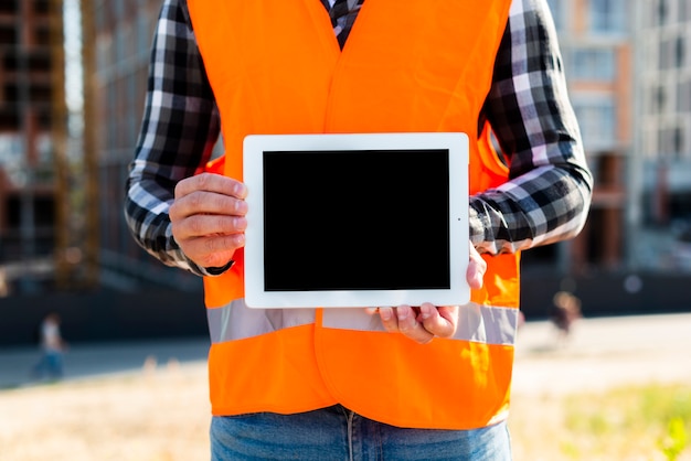 Foto grátis médio, tiro, engenheiro construção, segurando, tabuleta