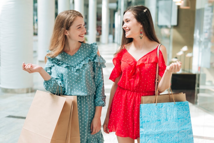 Foto grátis médio, tiro, feliz, mulheres, em, centro comercial
