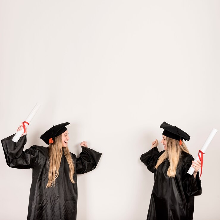 Foto grátis médio, tiro, graduados, olhar, um ao outro