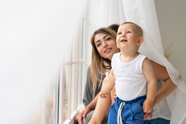Médio, tiro, mãe, com, filho, perto, a, janela