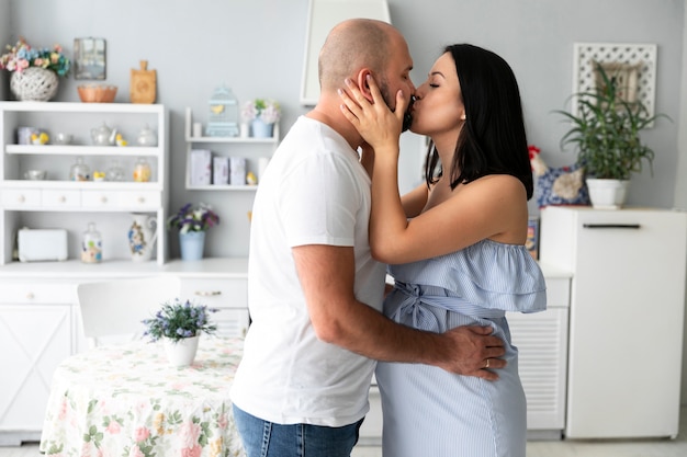 Médio, tiro, marido, e, esposa grávida, beijando