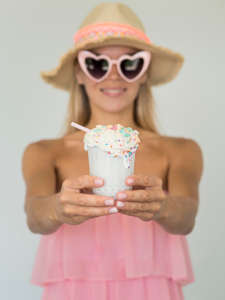 Foto grátis médio, tiro, menina, segurando, milkshake