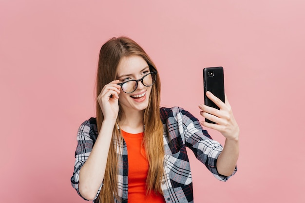 Médio, tiro, mulher, com, óculos, levando, um, selfie