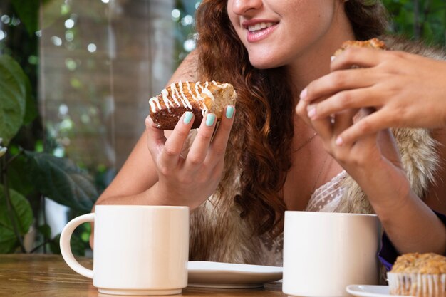 Médio, tiro, mulher, comer, doces