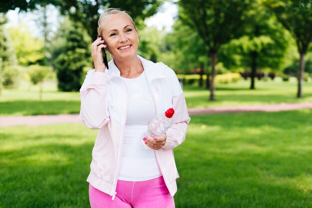 Médio, tiro, mulher, conversa telefone