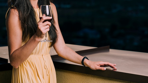 Foto grátis médio, tiro, mulher, copo segurando, vinho
