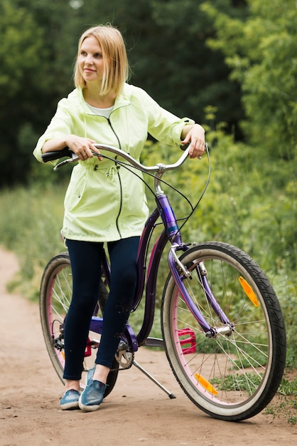 Médio, tiro, mulher, descansar, bicicleta