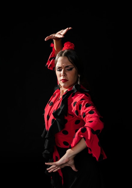 Foto grátis médio, tiro, mulher, executar, dança tradicional